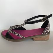 Sandalia animal fucsia negro