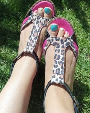 Sandalia animal fucsia negro