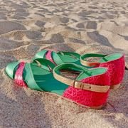 Sandalia pétalo fucsia esmeralda