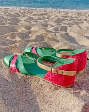 Sandalia pétalo fucsia esmeralda