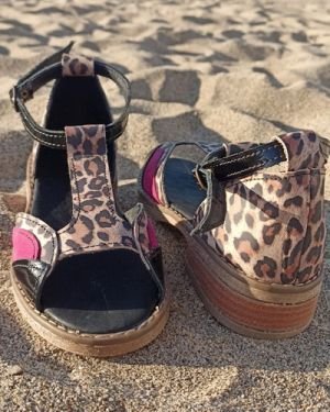 Sandalia animal negro fucsia