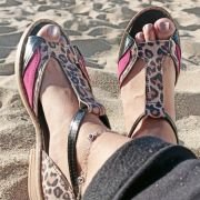 Sandalia animal negro fucsia