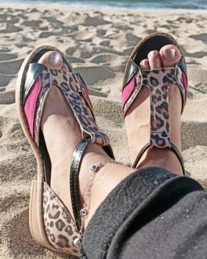 Sandalia animal negro fucsia
