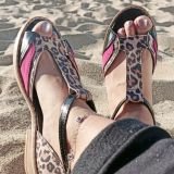 Sandalia animal negro fucsia
