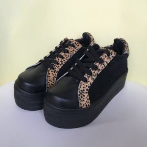 Zapatilla Dolce planta 5,5 cm negro liso reno chita