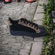 Zapatilla Dolce planta 3,5 cm negro liso reno chita