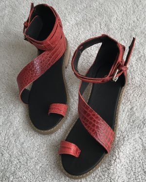 Sandalia diagonal rojo caimán