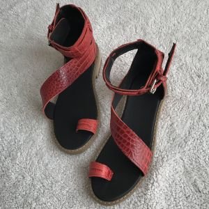 Sandalia diagonal rojo caimán