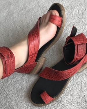 Sandalia diagonal rojo caimán